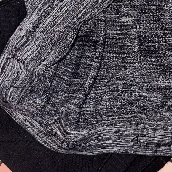 Lululemon Run Swiftly Tech Short Sleeve Crew Athletic Top in Black White Sz 4 - Picture 9 of 9